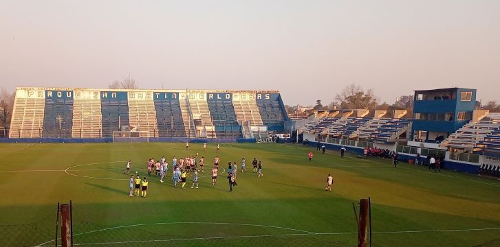 Argentino de Quilmes goleó en la barranca a Defensores Unidos